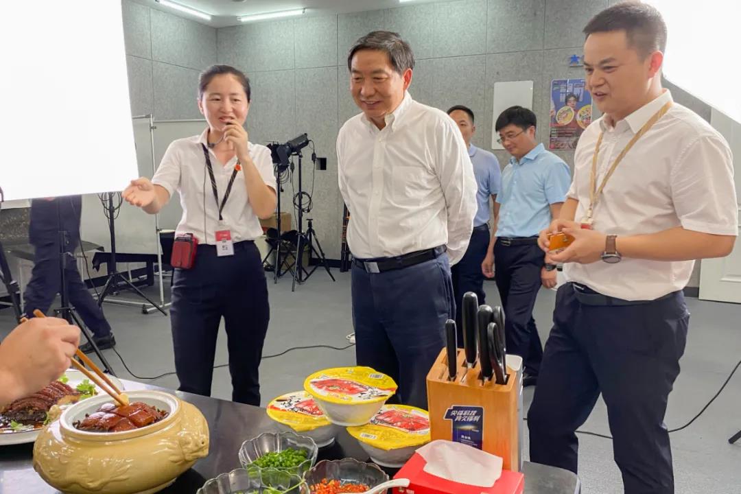 司法部副部長熊選國率國務(wù)院農(nóng)民工工作督察組蒞臨聰廚食品督查指導(dǎo)工作 司法部副部長熊選國率國務(wù)院農(nóng)民工工作督察組蒞臨聰廚食品督查指導(dǎo)工作