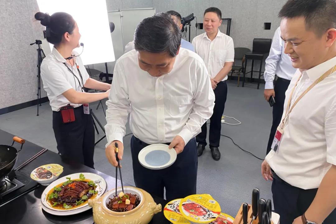 司法部副部長熊選國率國務(wù)院農(nóng)民工工作督察組蒞臨聰廚食品督查指導(dǎo)工作 司法部副部長熊選國率國務(wù)院農(nóng)民工工作督察組蒞臨聰廚食品督查指導(dǎo)工作