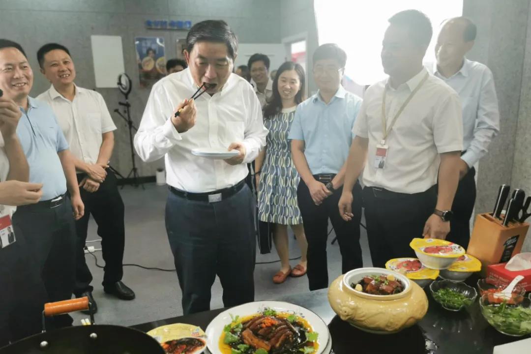 司法部副部長熊選國率國務(wù)院農(nóng)民工工作督察組蒞臨聰廚食品督查指導(dǎo)工作 司法部副部長熊選國率國務(wù)院農(nóng)民工工作督察組蒞臨聰廚食品督查指導(dǎo)工作