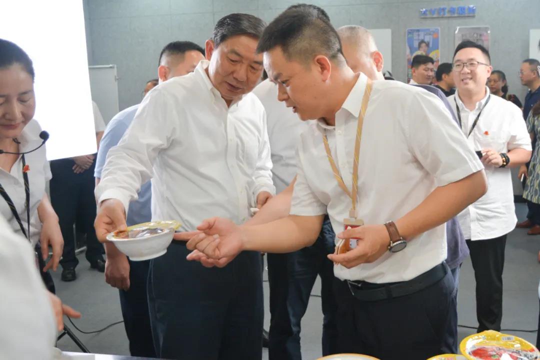 司法部副部長熊選國率國務(wù)院農(nóng)民工工作督察組蒞臨聰廚食品督查指導(dǎo)工作 司法部副部長熊選國率國務(wù)院農(nóng)民工工作督察組蒞臨聰廚食品督查指導(dǎo)工作