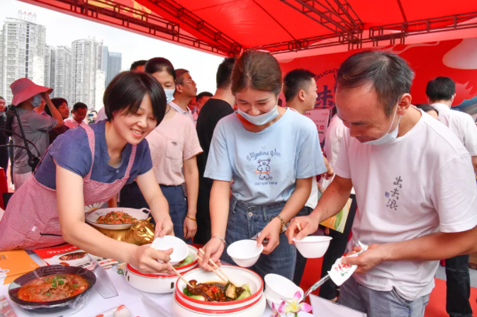 “味道湖南”美食季正式“開吃”| 聰廚扣肉獲省長盛贊 “味道湖南”美食季正式“開吃”| 聰廚扣肉獲省長盛贊